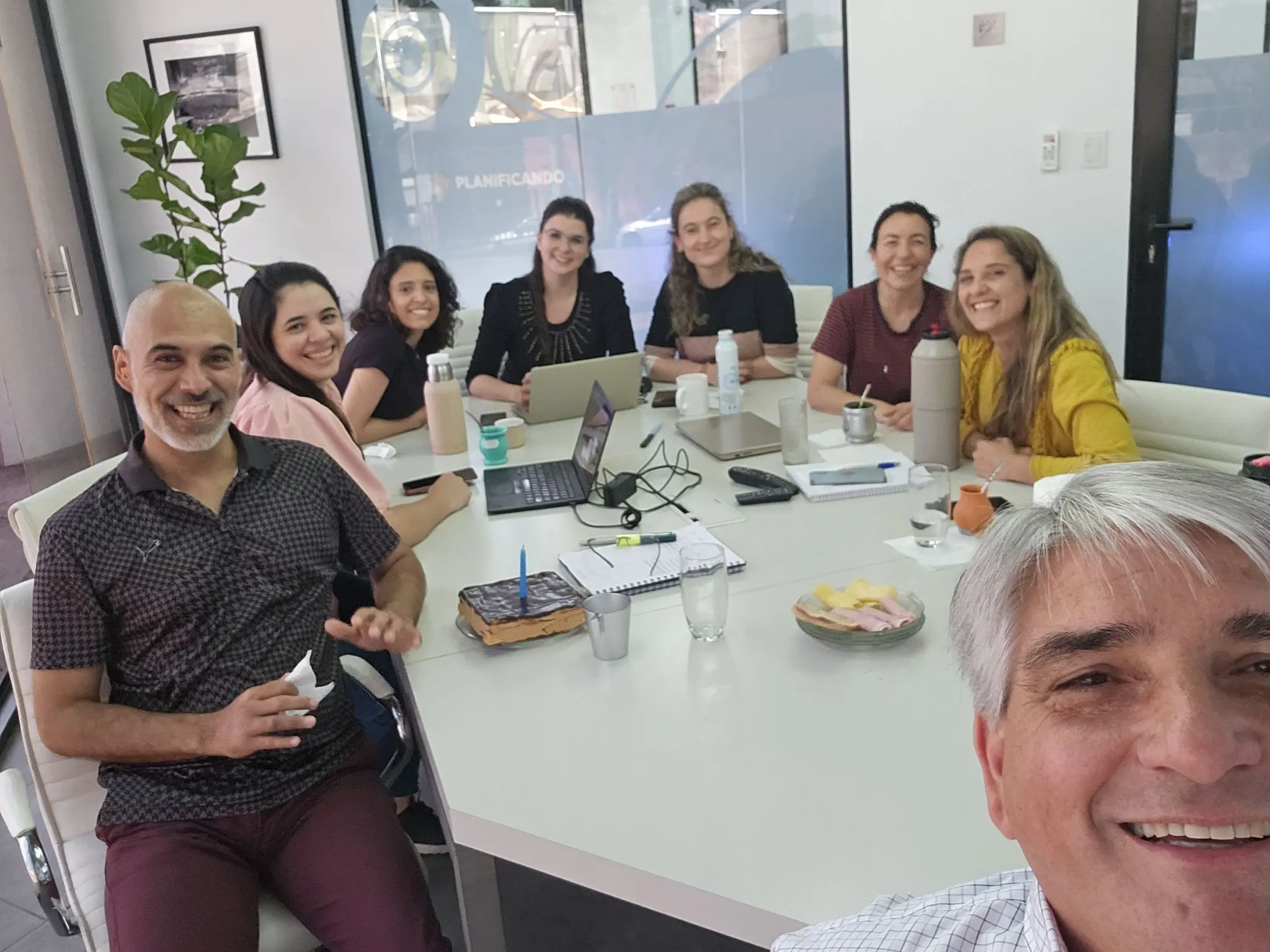 Ambiente de trabajo moderno en las oficinas de SIGMMA.net